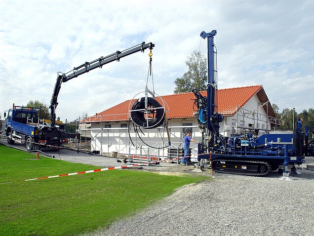 Erdsondenbohrungen sowie die Einrichtung von Brunnenanlagen erfolgen durch das zur Weishaupt Gruppe gehörende Bohrunternehmen BauGrund Süd. erdsondenbohrungen